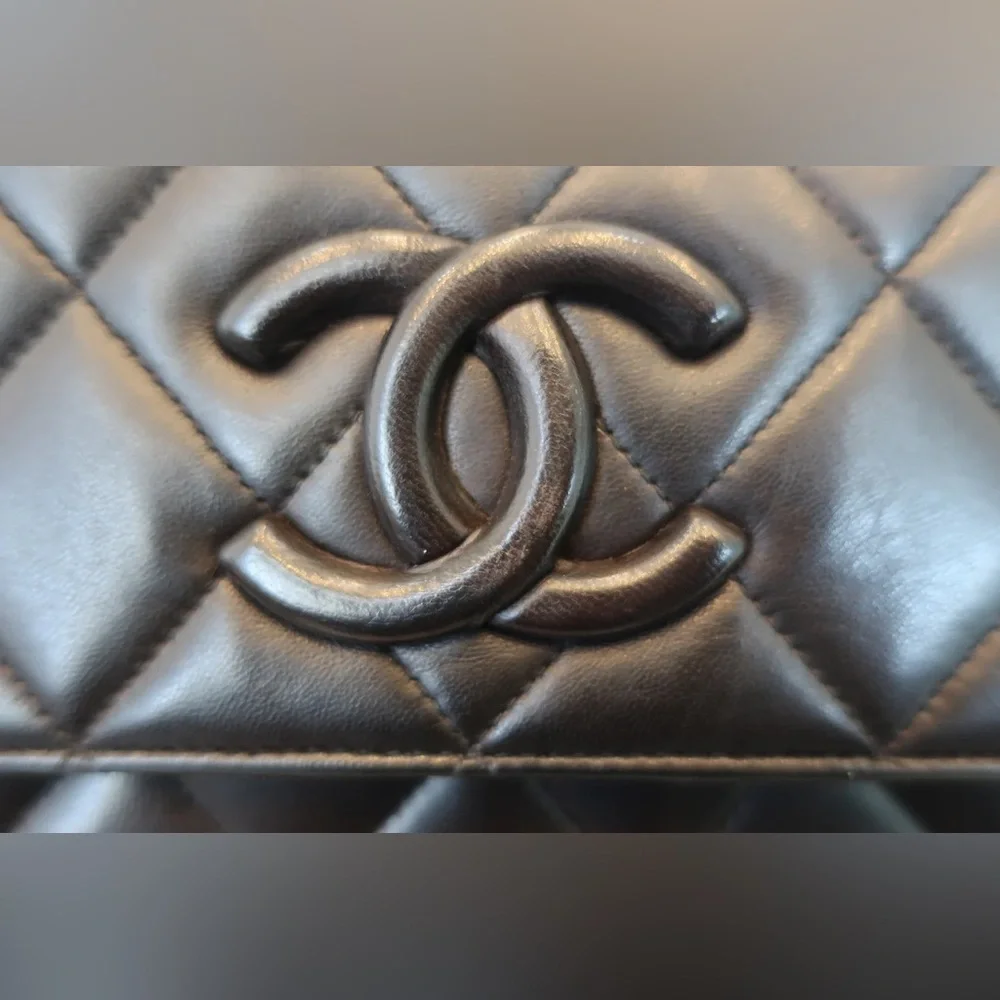 Authentic CHANEL black lambskin medium sized camera vintage crossbody bag - Picture 11 of 15